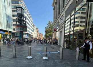 London Tourist Hotspot Closed After Double Stabbing – Safety Update and Tips news-13082024-051842