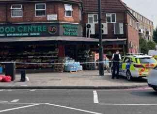 Police Cordon Off Supermarket After Incident – Recap news-19082024-224408