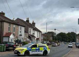Police cordon off busy road in Bexleyheath for investigation news-20082024-104812