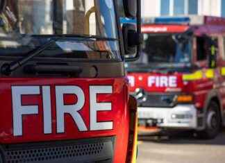 Rescue Operation: Firefighters Save Three Women from Balcony news-21082024-162925