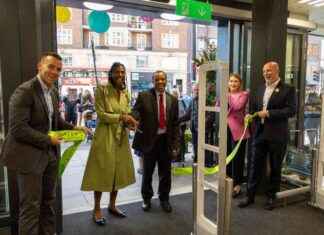 New Waitrose Store Draws Early Morning Crowds in Finchley Road news-22082024-163137