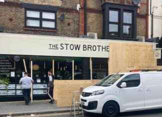 Securing Shops: Boarded-Up Windows Amid Riot Warnings news-29082024-122443