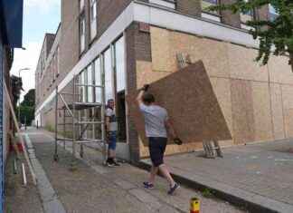 North Finchley Shops Boarded Up: Police Prepare for Potential Riot news-30082024-123002