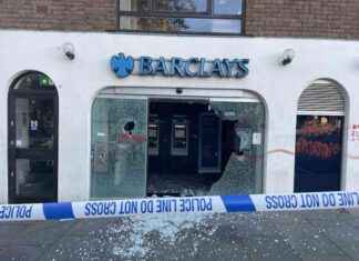 Protesters Vandalize Barclays Bank with ‘Free Palestine’ Graffiti and Smashed Window news-14092024-035257