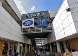 Four Arrested in Romford Shopping Centre for Fake Machete Incident news-23092024-014418