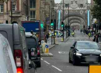 Tower Bridge Closure: Crash Causes Massive Delays news-25092024-004039