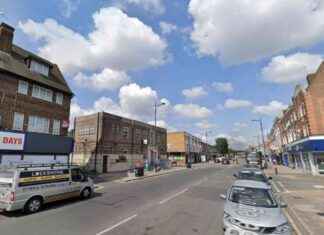 Road Closure in Welling Following Major Crash news-25092024-174038