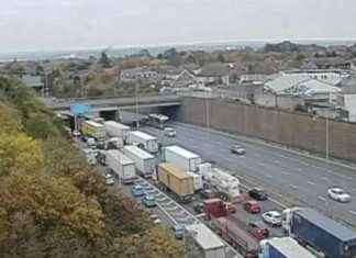 Traffic Chaos near Dartford Crossing: Multi-Vehicle Crash Causes Delays news-01112024-003156