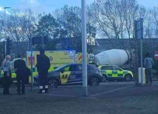 Ambulance Crews Respond to Crash on Busy Thamesmead Road: Recap and Updates news-08102024-224206