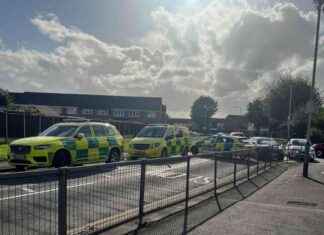 Man Rushed to Hospital After Hornchurch Crash: Major Road Closure news-09102024-044356