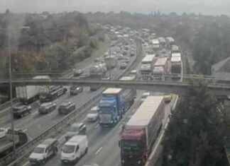 Traffic Chaos Near Dartford Crossing: Multi-Vehicle Crash Causes Delays news-26102024-061003