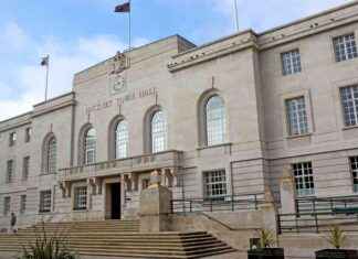 Tragic Incident: Woman Falls from Balcony While Clearing Drainpipe news-09112024-162609