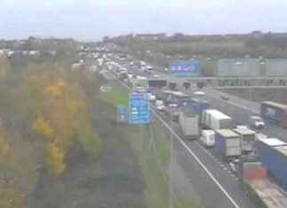 M25 Crash near Dartford Crossing: Severe Delays and Traffic Updates news-14112024-223531