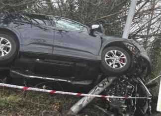 Car Crash in Merton: Driver Hospitalized, Lamppost Collision car-crash-in-merton-driver-hospitalized-lamppost-collision
