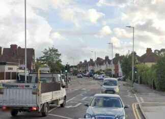 Traffic disruption in Collier Row: Police cordon off road for crash investigation traffic-disruption-in-collier-row-police-cordon-off-road-for-crash-investigation